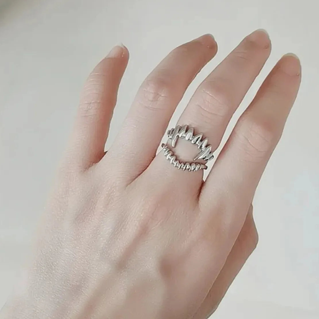 Blood Moon Astarion Vampire Ring - VONVEX